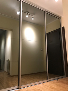 Klizni plakar - Klizna vrata SVETIX standardni rukohvat  od sivog dimljenog ogledala sa dekorativnim linijama 3mm